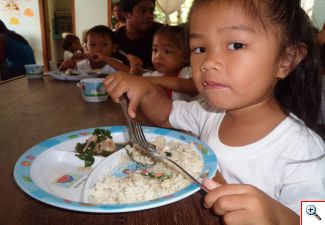 Under the SFP, children receive hot meal supplementation prepared by their own parents. (Photo by SFP)
