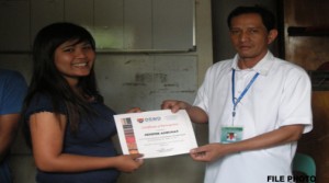 An intern from Apayao receiving her certificate for participating in the said program.  Some interns under the GIP have been deployed in the provinces. (File Photo) 