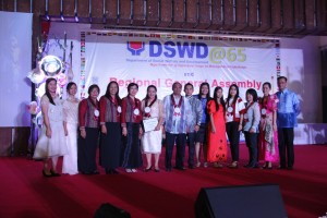 HR Unit of DSWD led by Dir. Janet Armas and ARD Francis Khayad (in the middle) received the recognition from CSC headed by Atty. Marlyn Taldo